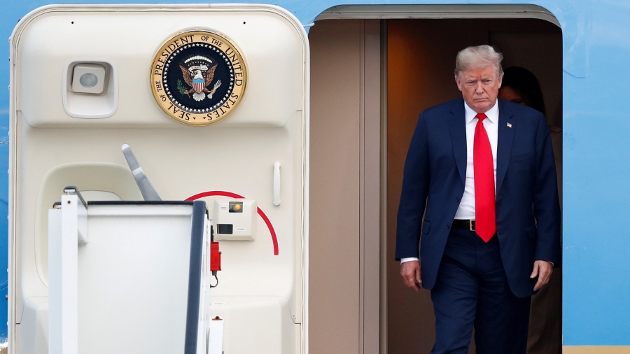 You are currently viewing Trump says Air Force One to get red, white and blue makeover